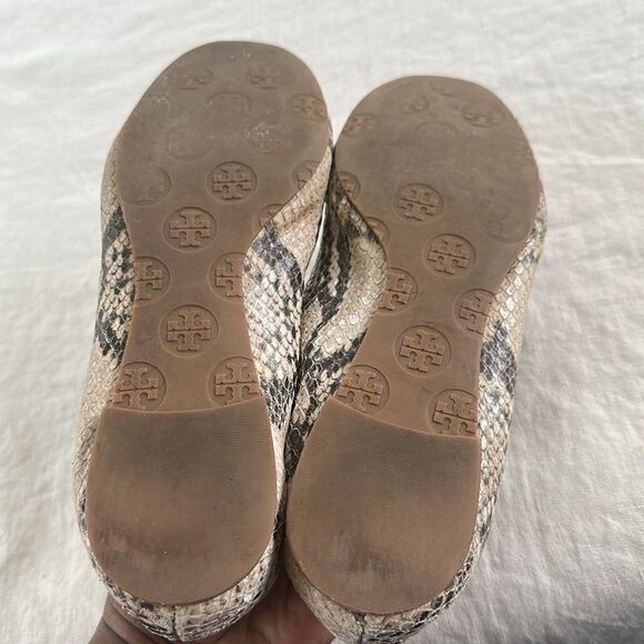 Tory Burch Reva Snake-Print Ballerina Flat,  Roccia 6.5 - Picture 4 of 9